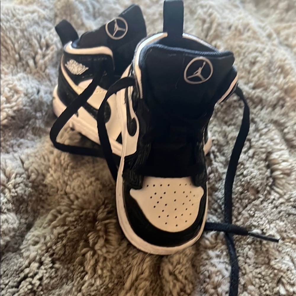 Nike Jordan 1 Black and White mids Sneakers